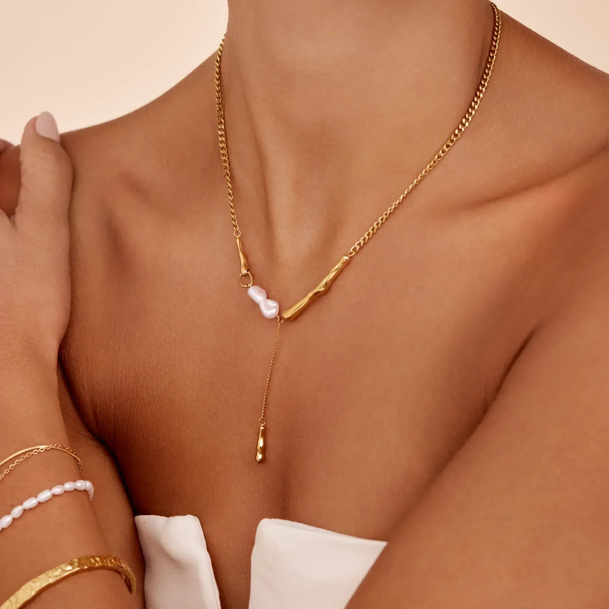 Elara Pearl Bar Necklace