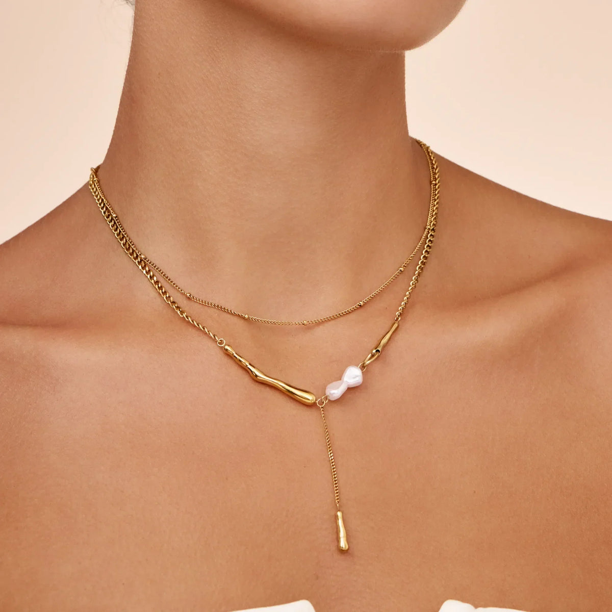 Elara Pearl Bar Necklace